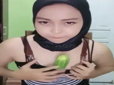 Cewek Jilbab Cantik Live Colmek Pakai Timun Gede