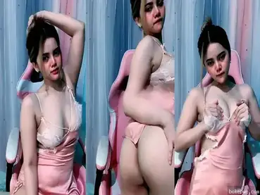 Cewek Seksi Baju Tidur Ngocok Memek, Squirt Nagih!